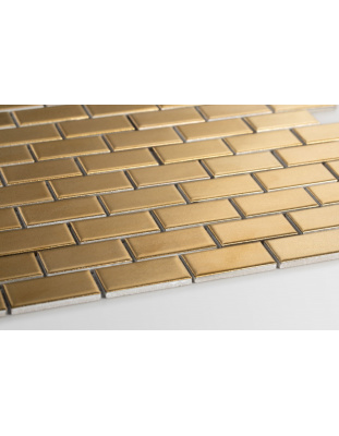 f9c049e11f15fd3d264e0718b777590d7c56af3b_mini_cegielka_metallic_gold_raw_decor_mozaika_zlota_cegla_miedzy_szafkami_w_kuchni